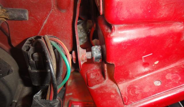 - Lift the headlight body in its highest position by hand lever and rod should be in a straight line. - Now tighten the nut on the lever (el. motor) as much as possible in this position.