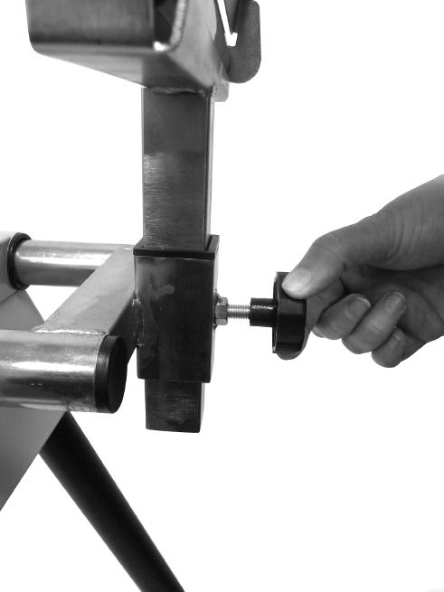Fit two extension bar locking knobs (4) to each end of the Mitre Saw Stand and secure to lock the extension bar (2) into