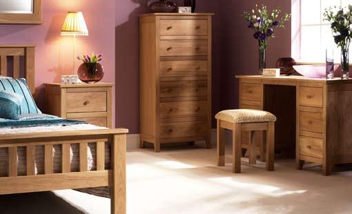 A characteristic of oak are its natural imperfections such as small knots, cracks, blemishes and slight colour variation.