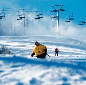 Due to diverse levels of difficulty, both beginners and expert skiers will be sure to enjoy themselves on the slopes. A ski service with ski equipment rental is located on the slope.
