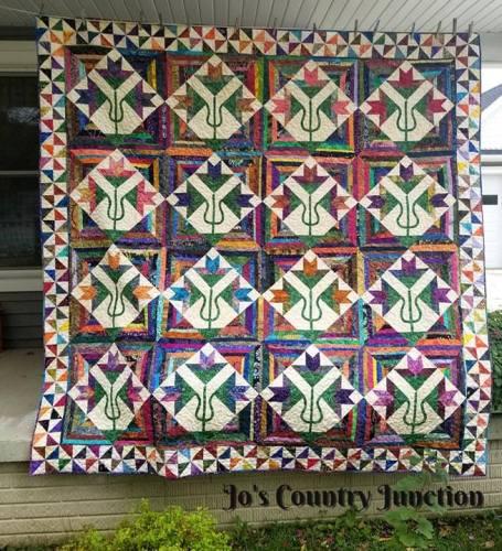 I no longer have this one. local Fireman s Breakfast. Daylilies I donated for the raffle for our (More about the quilt HERE) This quilt was a challenge for me.