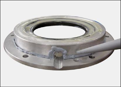 mount. - Lean the conical trunk end of the bearings box on a hard, clean and flat surface.