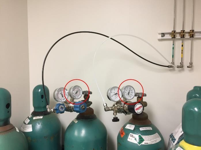 Check the flow on the flowmeter mounted on the black triangular base connected with the blue tubing, flow should be between 0.4 and 0.5 l/min. Adjust flow if necessary 4.