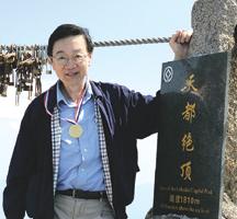 Competition between Harmonic Cyclotron Maser Interactions in the Terahertz Regime Kwo-Ray Chu Department of Physics National Taiwan University 一 研究領域簡介 Kwo Ray Chu received the B. S.