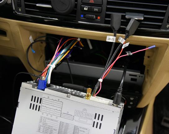 Screw the WiFi antenna (arrow) into the back of the new radio and tighten it until snug.