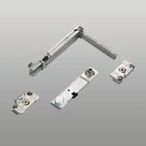 810 (patented) Intermediate closing point in white galvanized zamak, 40 premounted screws in stainless steel 304 and 430, and adjustable locking piece. 3200.
