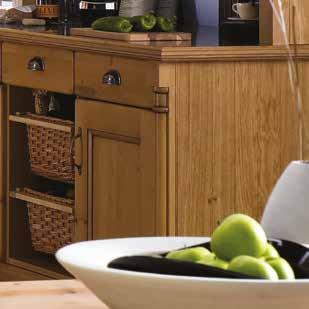 uk 105 TRADITIONAL SHIRES OAK A timeless, rustic-style kitchen with