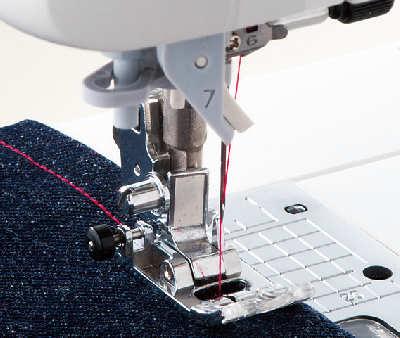 fabric from fraying. Sew with the edges of the fabric aligned with the guide. The prong in the opening of the presser foot presses down the edge of the fabric to prevent puckering.