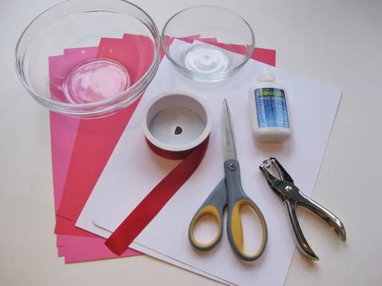 stock paper. Next, place the smaller bowl in the middle of the large circle and trace around that to create a smaller circle.
