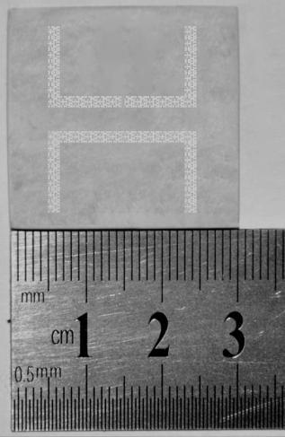 ti-fequency micocosmic factal dipole antenna sample, which is shown in Figue 5. (a) Micocosmic factal dipole antenna stuctue (b) PBG stuctue Figue 5.
