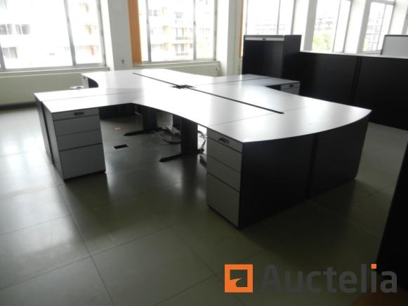 ID : 1022-008 Bulo office furniture Make : Bulo Office furniture Set of 4 office desks, gray melamine, back left or right Metal base 2 blocks 3 drawers with code closure Overall dimensions of the