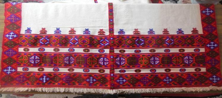 Fig. 2 : Pattu Kinnauri shawls : Kinnauri shawls are famous for their intricate geometrical designs. Kinnauri shawls are measured in the range of 39-41 wide by 79-84 long.