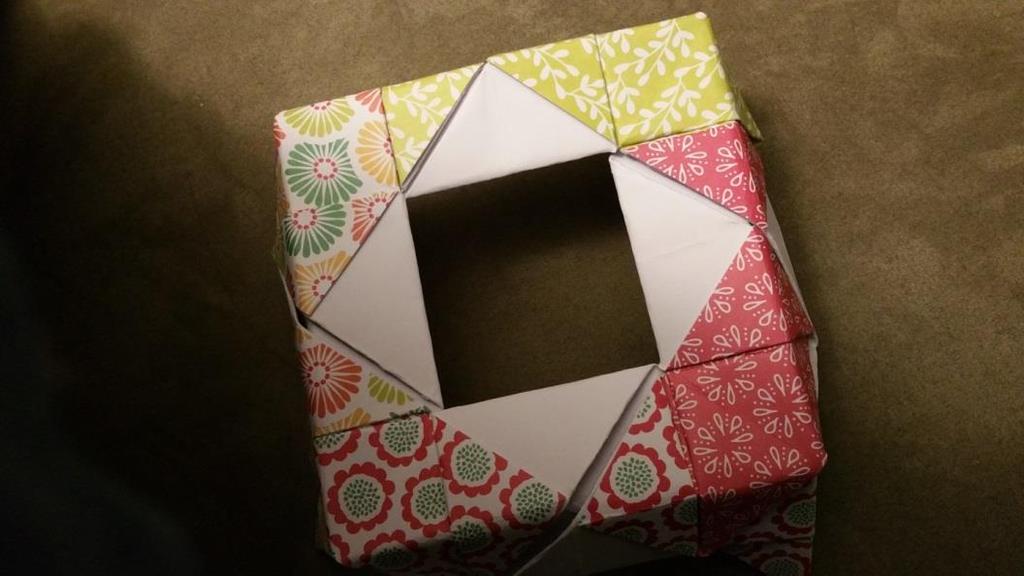 Gi 5 Do the same to all the other pieces to make one face of the outer cube.