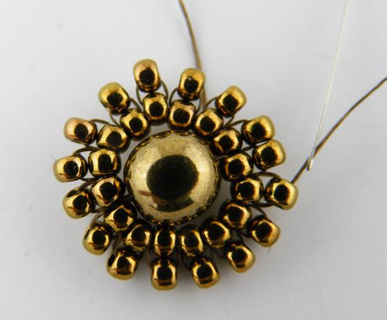 DESIGNER of the Year SERIES BEAD STITCHING Vintage-Inspired Jewelry with KELLY WIESE Medallion Component Use peyote, netting, herringbone, and square stitches to make a circular medallion component.