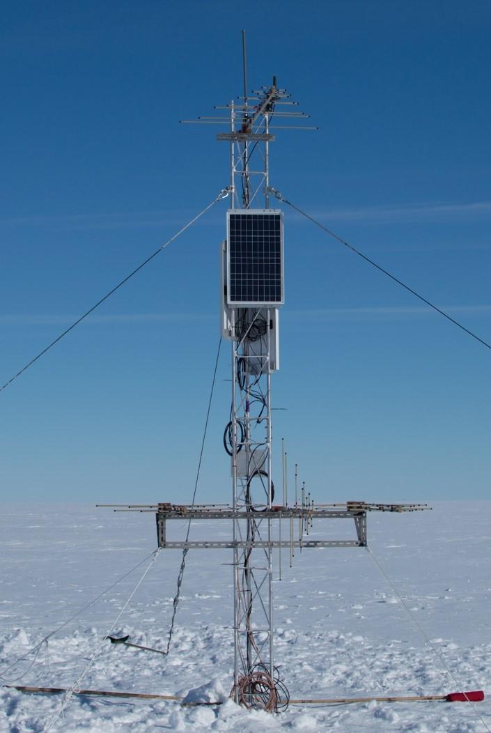 gain at E-plane 9 135 45 18 4 3 2 1 1 225 15MHz 175MHz 2MHz 225MHz 25MHz 3MHz 35MHz 4MHz 45MHz 5MHz Figure 1: Left: photo of HCR station, where one Hpol LPDA at the top and three at the bottom with