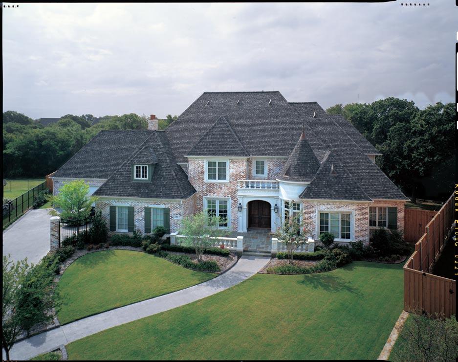 listing for Class A fire resistance. Heritage shingles have a rich Shadowtone granule blend that creates the elegant, dimensional appearance of wood, without the high cost or safety concerns.
