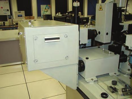 Large cryostats (liquid helium-cooled), sample environment equipment (diamond anvil cells) and similar devices can be easily accommodated. Free-space microscope.