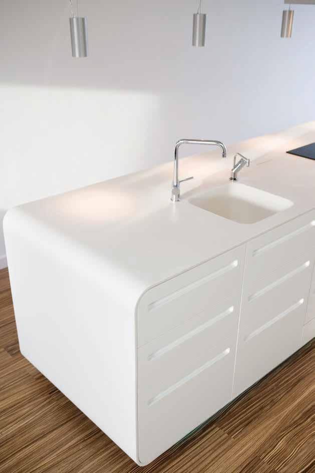 Sinks are integrated seamlessly. BENYEEQUARTZ curves around corners.