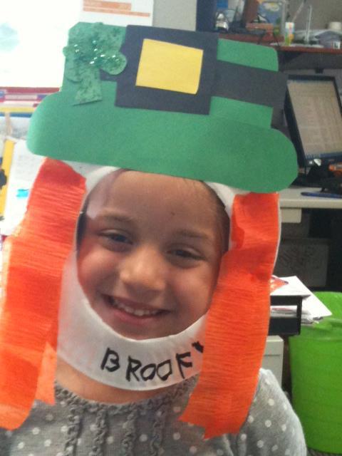 Leprechaun Mask Green, black and yellow construction paper Paper plates Orange crepe paper Green jumbo craft sticks Glue Tape Scissors Cut the center of a paper plate out for each child Cut a green