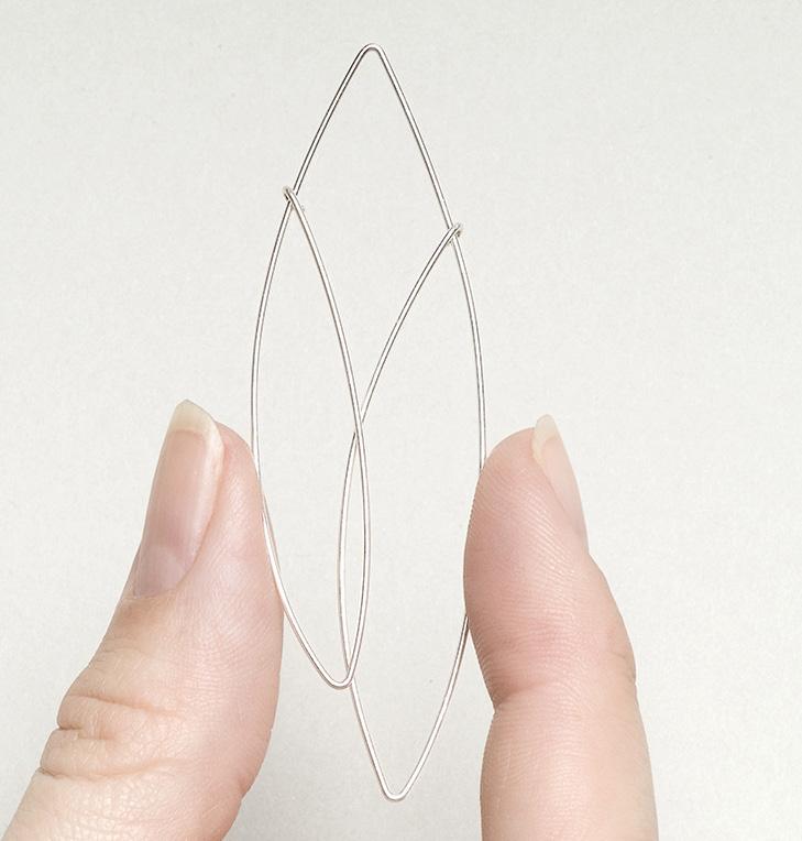 Use wire cutters to snip the wire at bend you ll now have two mirrored leaf forms [5].