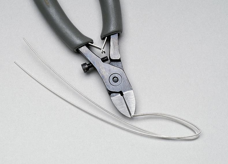 On one wire form, use roundnose pliers to make a hook at the tip (previously bend ) of the shorter wire [10]. ttach the hook to the longer end.