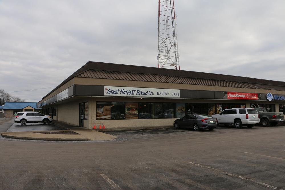 Executive Summary OFFERING SUMMARY Available SF: Lease Rate: 1,540 SF $16.00 SF/yr (NNN) PROPERTY OVERVIEW The absolute center of Owensboro on the main North/South corridor.