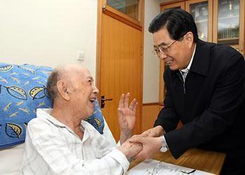 Chinese President Hu Jintao (R), visited renowned scientist and founder of