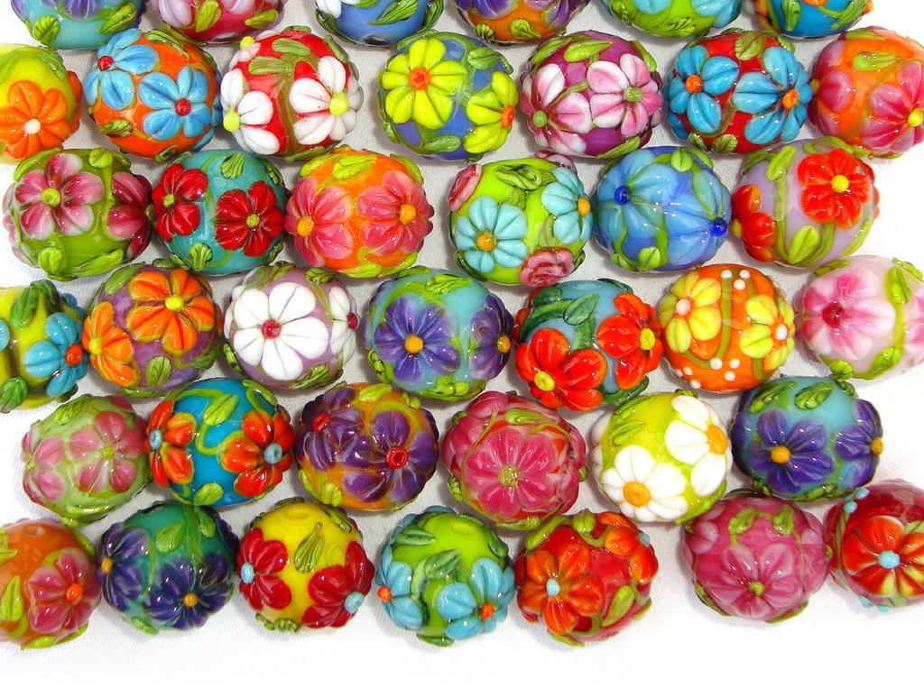 Flower By Diane Woodall Power JAWBREAKERS By Diane Woodall These big, happy flower beads are perfect for summer.
