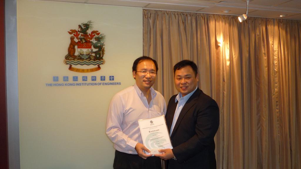 Michael Wong (right) presented souvenir to Esmond Mok (left) Michael Wong (right)