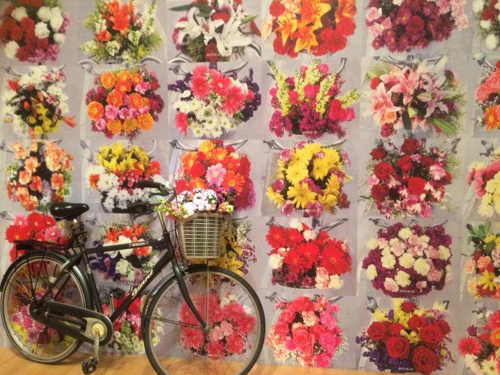The internet for art exhibition Ai Weiwei With flowers (2013-2015) performance art,
