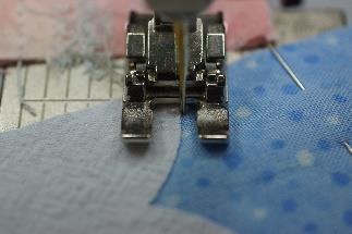(4) Place a piece of stabilizer on the back and machine appliquè the snowman.