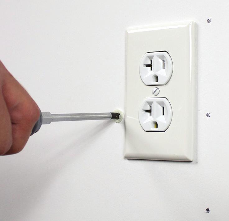 The mountng bracket has 3 screw holes on the rght sde of outlet cutout and 3 screw holes on the left sde of the outlet (6 total).