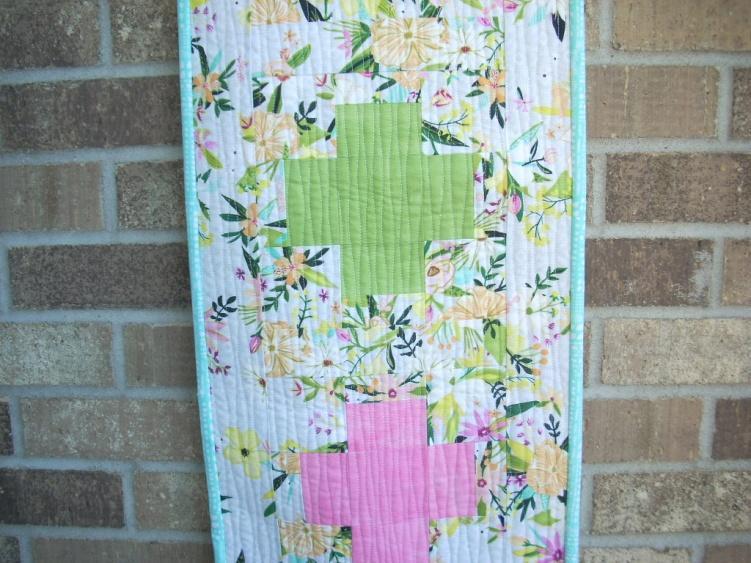 Blush and Bloom Plus Runner Created by Brooke Sellmann for Sew Mana Sew Blush and Bloom Plus Runner uses either fat quarters or yardage for the plus design, but yardage is recommended for the rest of