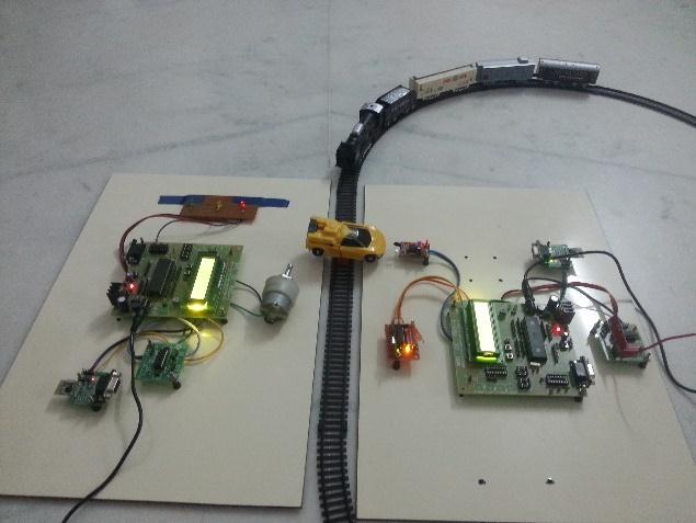 If there is no obstacle, the train passes through the level crossing. The RF transmitter 2 attached with the back end of the train sends a signal code to the RF receiver fixed with the gate.
