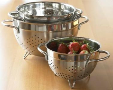 die casting to manufacture the chess pieces: - S (i) (ii) (iii) Q. (a) A stainless steel colander is shown below.