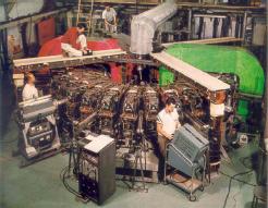 in FFAG Synchrotron (KEK, 2006) Vacuum chamber Top view Orbit f