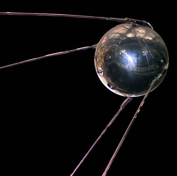 History Sputnik apogee 1450 km, perigee 223 km 29,000 km/h orbital period ~100 minutes radio signals: 20.005 and 40.