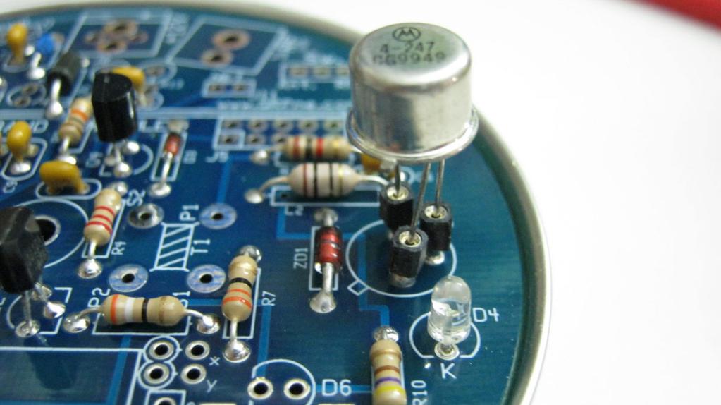 There are 5 transistors in the SUPER Tuna][+ circuit. Four transistors are soldered directly into the board while the power transistor, Q3, is installed into a make-shift socket.