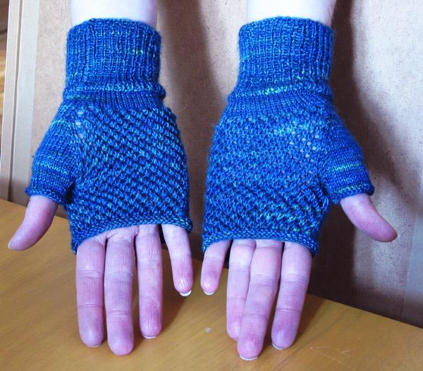 Sizing note The gloves have been designed for medium to large hands. I ve included instructions in the pattern below on how to make a slightly smaller version, but haven t tested it.