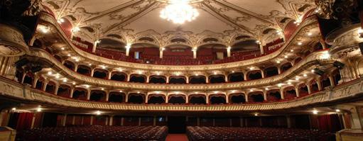 TEATRUL NAŢIONAL VASILE ALECSANDRI Construită în Iaşi, pe locul vechii primării, între anii 1894 şi 1896, clădirea Teatrului Naţional este considerată a fi cel mai vechi şi cel mai frumos lăcaş de