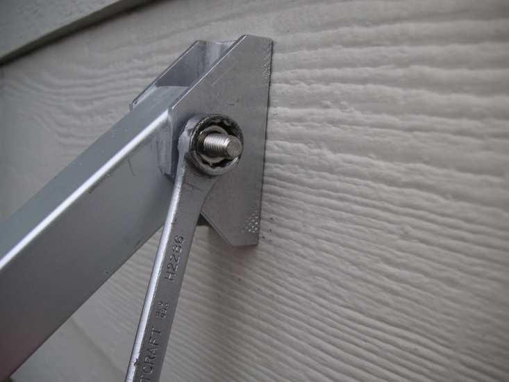 Make sure that the fasteners are properly engaged with structural framing, such as wall studs.