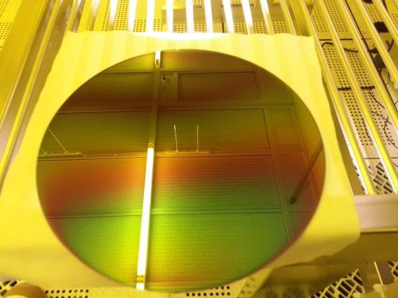 9 18 8 30 8 2 16 19 7 34 5 1 15 14 4 21 8 2 10 14 10 31-3 Average Wafer Bow 25µm Max Wafer Bow 35µm IQE