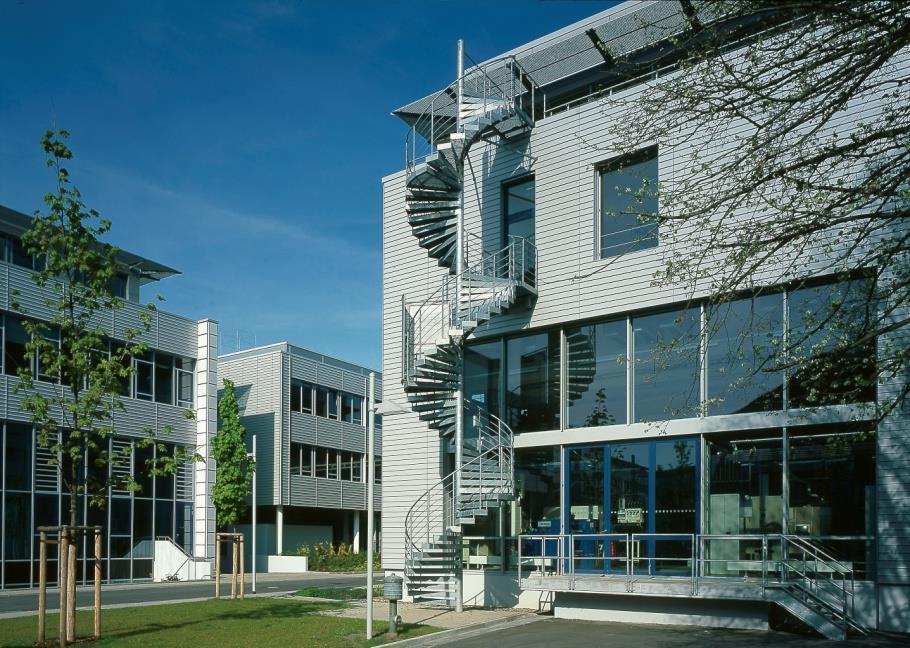 Fraunhofer IFAM: Branch Lab Dresden Permanent staff 62 Student employees 28 Budget 6.8 Mio.