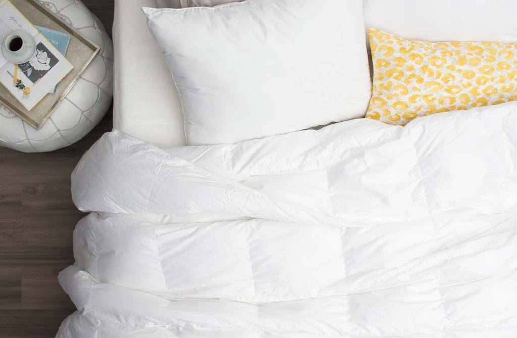 Linen I BED LINEN DUVET DUVET FEATHER Filling: Goose Feather; Goose Down(percentage varies) White color Weight: 300 gms/sqm Outer Fabric: 233 Thread Count Stretched piped edges through squares