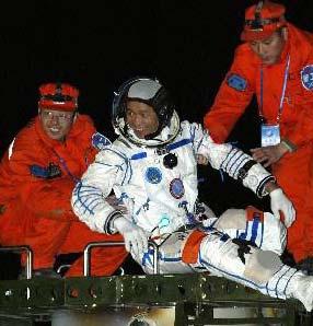 Taikonauts Fei Junlong and Nie Haisheng entered the orbit module,
