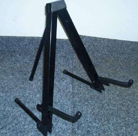 Crescendo Music 0118379357 Page: 29 GUITAR STAND Compact Metal Floor Stand with
