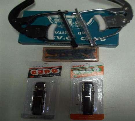 Crescendo Music 0118379357 Page: 33 GUITAR CAPOs * Metal and Felt Capo with