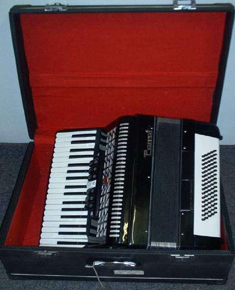 Crescendo Music 0118379357 Page: 55 Piano Accordions available in: 12 Bass, 32 bass, 48 Bass, 60 Bass, 72 Bass, 80 Bass, 120 Bass PIANO ACCORDION 120 BASS 41 KEYS WITH LINED HARD CARRY CASE SHOULDER