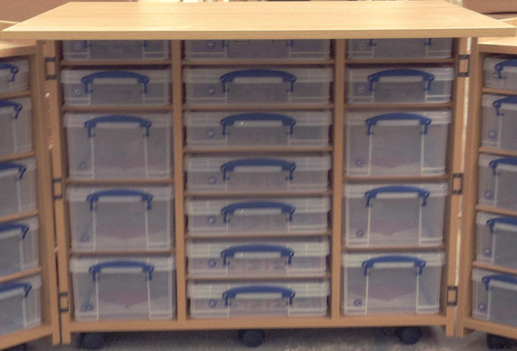 STE 10 Insert shelf pegs and shelves to fit the storage boxes as shown below.