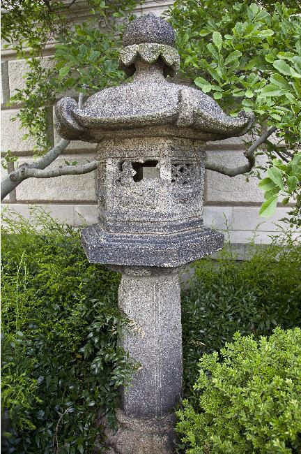 As a Christmas gift in 1905, Freer received an Asian granite lantern from S. Yamanaka and placed it in his courtyard.